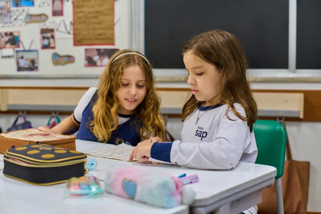 Alunas da Escola SAP aprendendo de forma colaborativa