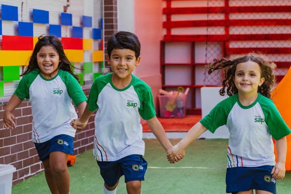 Alunos da Escola SAP correndo juntos no pátio