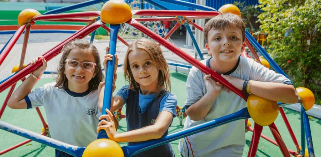 Crianças da Escola SAP reunidas em um momento de convivência