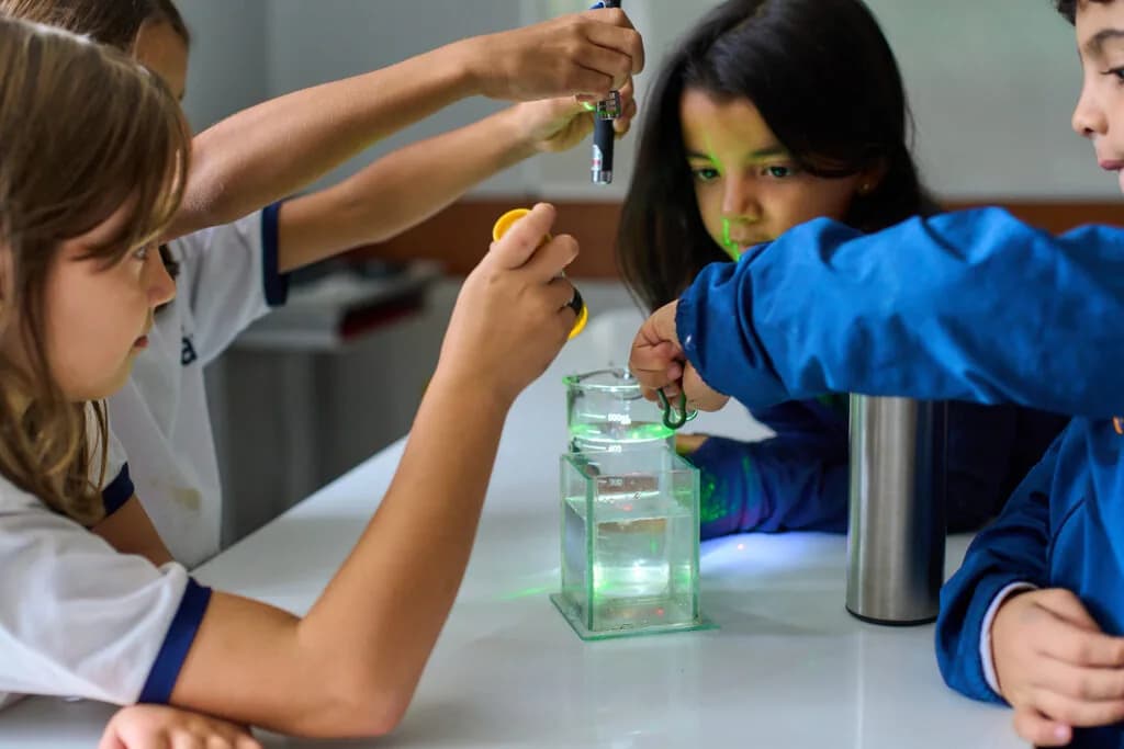 Alunos da Escola SAP realizando um experimento científico