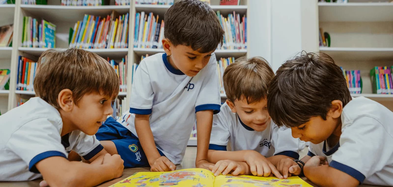Alunos da Escola SAP lendo juntos na biblioteca