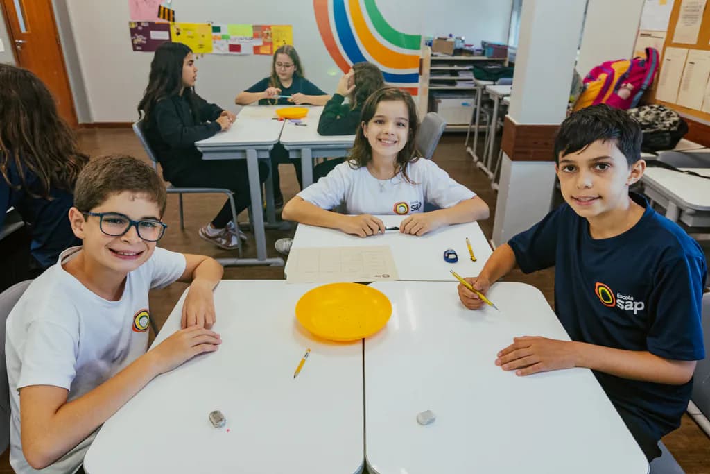 Estudantes dos Anos Finais da Escola SAP em atividade na sala de aula