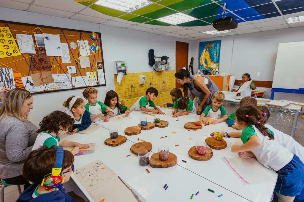 Crianças da Educação Infantil da Escola SAP brincando juntas