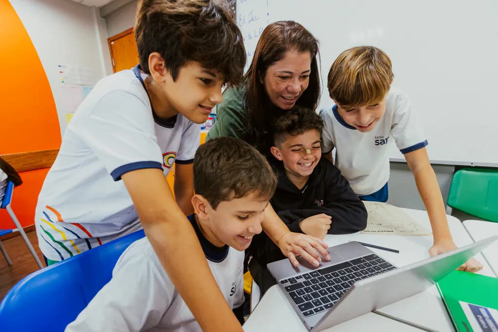 Estudantes dos Anos Iniciais da Escola SAP em atividade com a professora