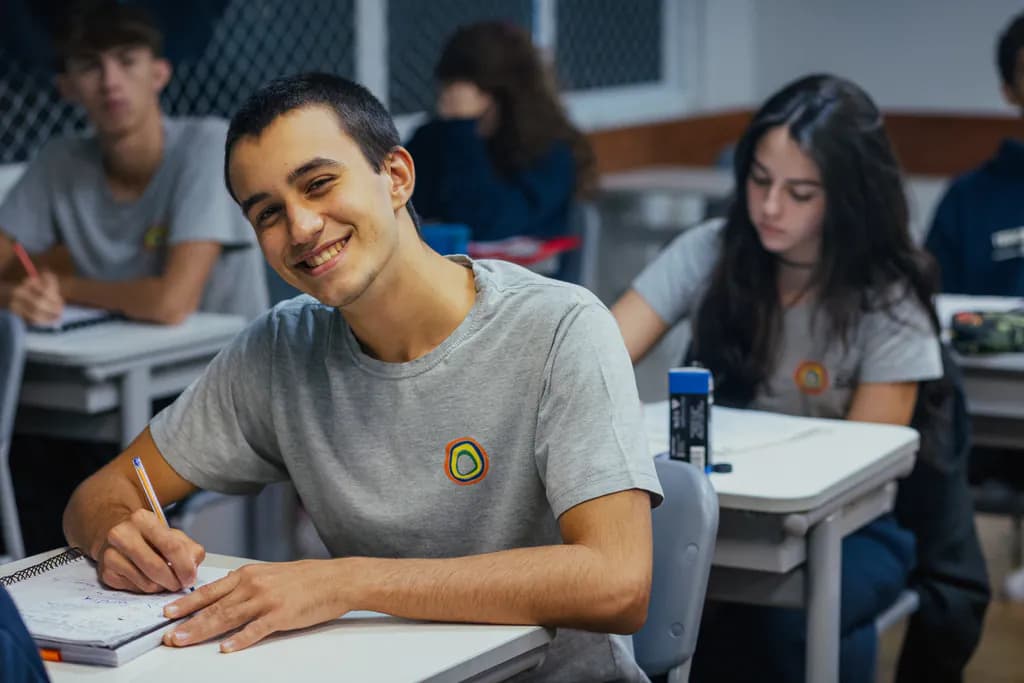 Estudantes do Ensino Médio da Escola SAP em atividade acadêmica
