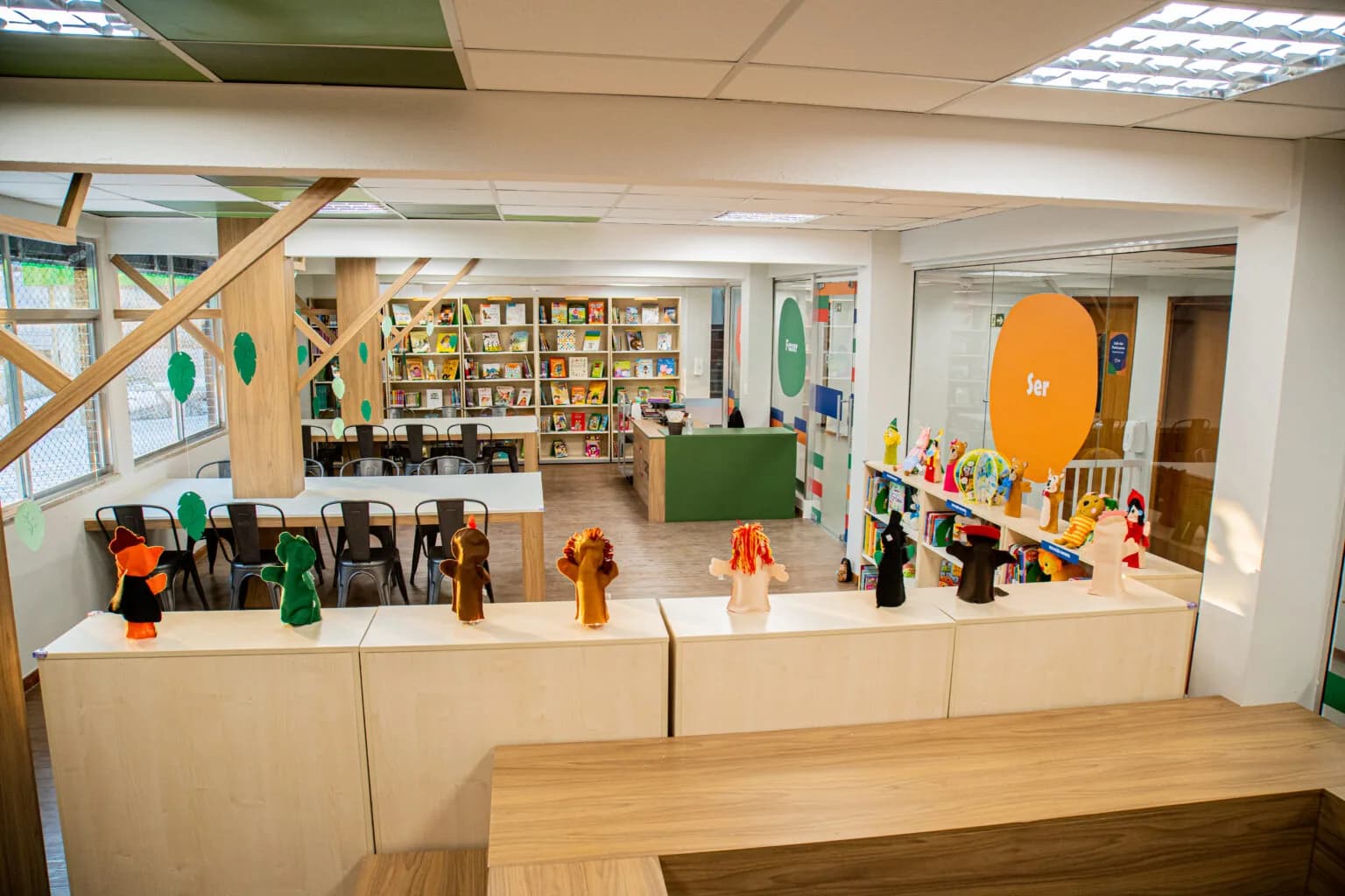 Biblioteca e espaços de convivência da unidade Barra da Tijuca